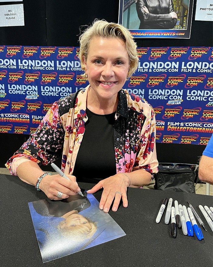 Amanda Tapping at her Autograph Table